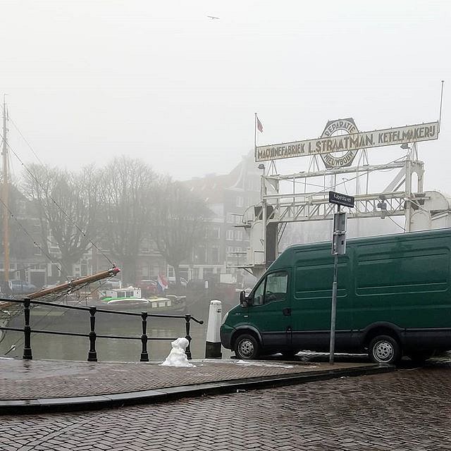 Gespot: een zielige sneeuwpop in hartje Dordrecht